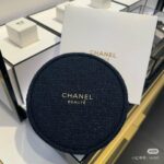 CHANEL クリスマス限定 丸いポーチ ケース付き ショルダーあり - 画像 (5)