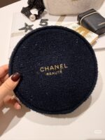 CHANEL クリスマス限定 丸いポーチ ケース付き ショルダーあり - 画像 (6)