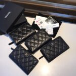 超人気Chanel 二つ折り財布 中サイズ ケース付き