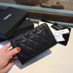 超人気Chanel 二つ折り財布 中サイズ ケース付き - 画像 (2)