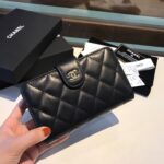 超人気Chanel 二つ折り財布 中サイズ ケース付き - 画像 (9)