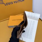 LV 二つ折り財布 中サイズ ケース付き M12408 11*8.5*2cm - 画像 (11)