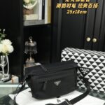 Prada  ショルダーバック ケース付き 25*18cm