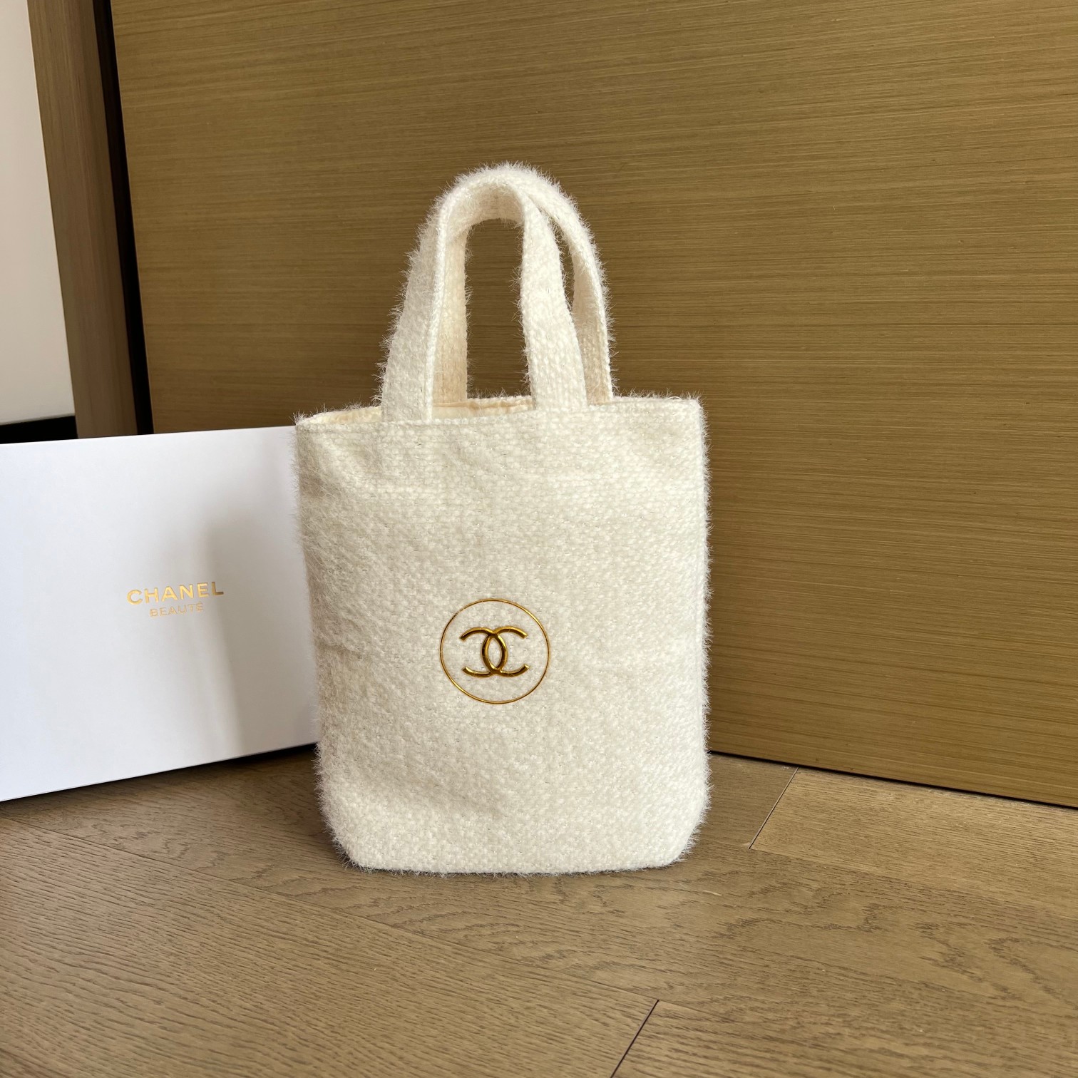 0001 CHANEL 2024 miniトートバッグ ノベルティ ケース付き 22*21*6cm - 画像 (1)