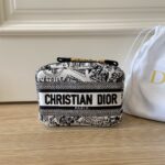 DIOR vic 刺繡 化粧ポーチ ノベルティ - 画像 (2)