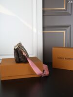 LV Multi Pochette Accessoires ショルダーバック ケース付き 23*13cm - 画像 (10)