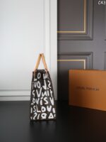 LV ONTHEGO ハンドバッグ ケース付き 34*27cm - 画像 (4)