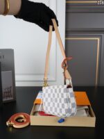 LV DamierAzur 肩掛けバッグ ショルダーあり ケース付き 17*10cm - 画像 (5)