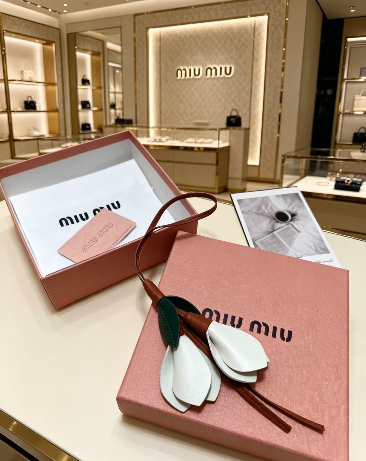 0002 MiuMiu バッグチャーム - 画像 (1)