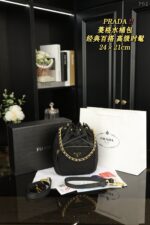 PRADA 水筒バック ケース付き 24*21cm - 画像 (6)