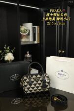 PRADA ショルダーバック ケース付き 21.5*14cm - 画像 (9)