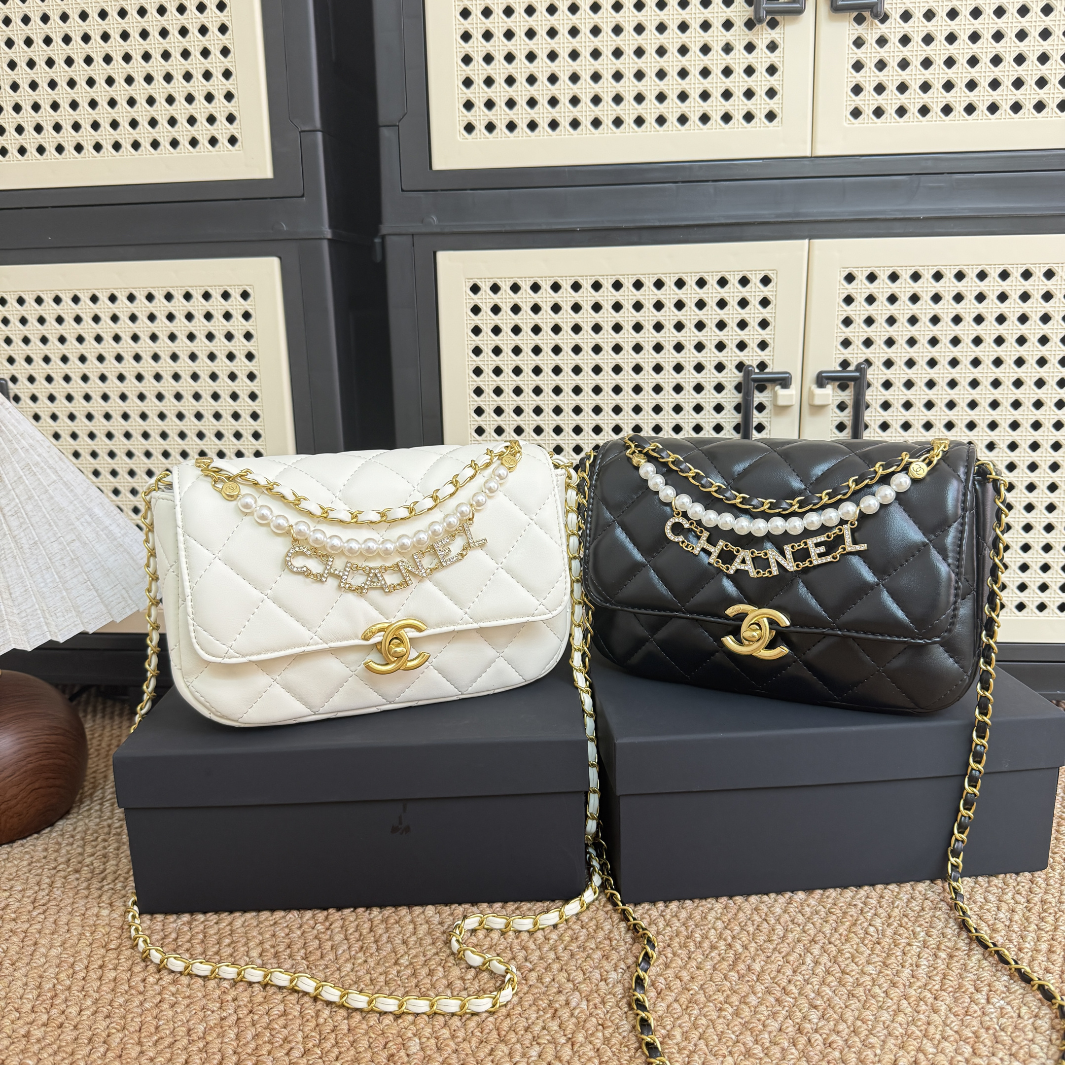 0002 CHANEL 24a ショルダーバック ノベルティ ケース付き - 画像 (1)