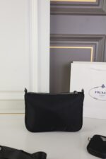 PRADA 肩掛けバック ケース付き 24*18cm - 画像 (4)