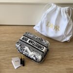 DIOR vic 刺繡 化粧ポーチ ノベルティ - 画像 (4)