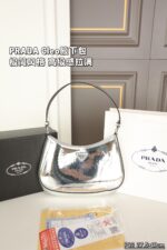 PRADA cleo 肩掛けバック ケース付き 27.5*19cm - 画像 (6)