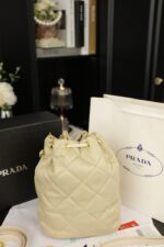 PRADA 水筒バック ケース付き 24*21cm - 画像 (7)
