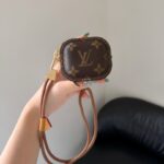 LV Monogram Earphones Case イヤホンケース - 画像 (9)
