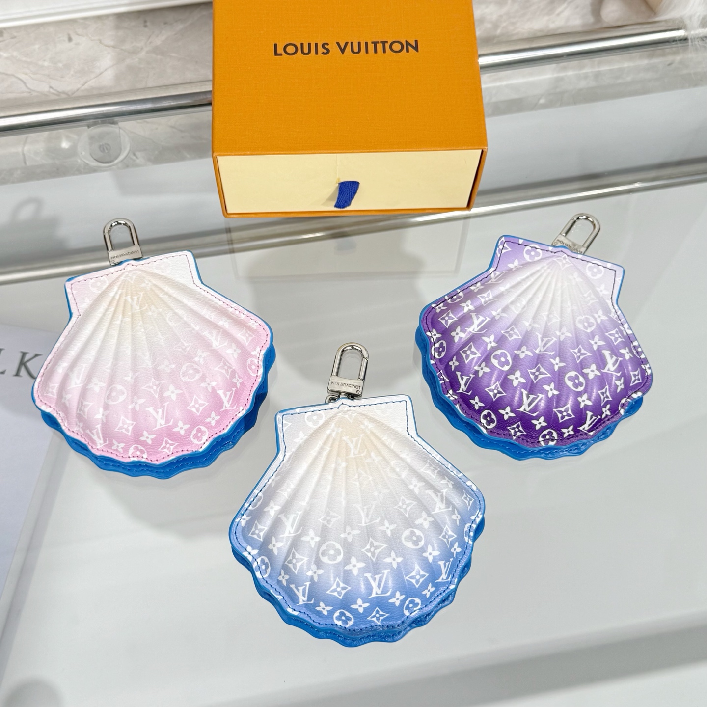 0006 LV Shell Bag Charm キーホルダー ケース付き - 画像 (1)