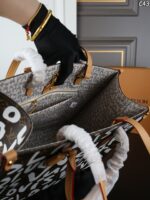 LV ONTHEGO ハンドバッグ ケース付き 34*27cm - 画像 (10)