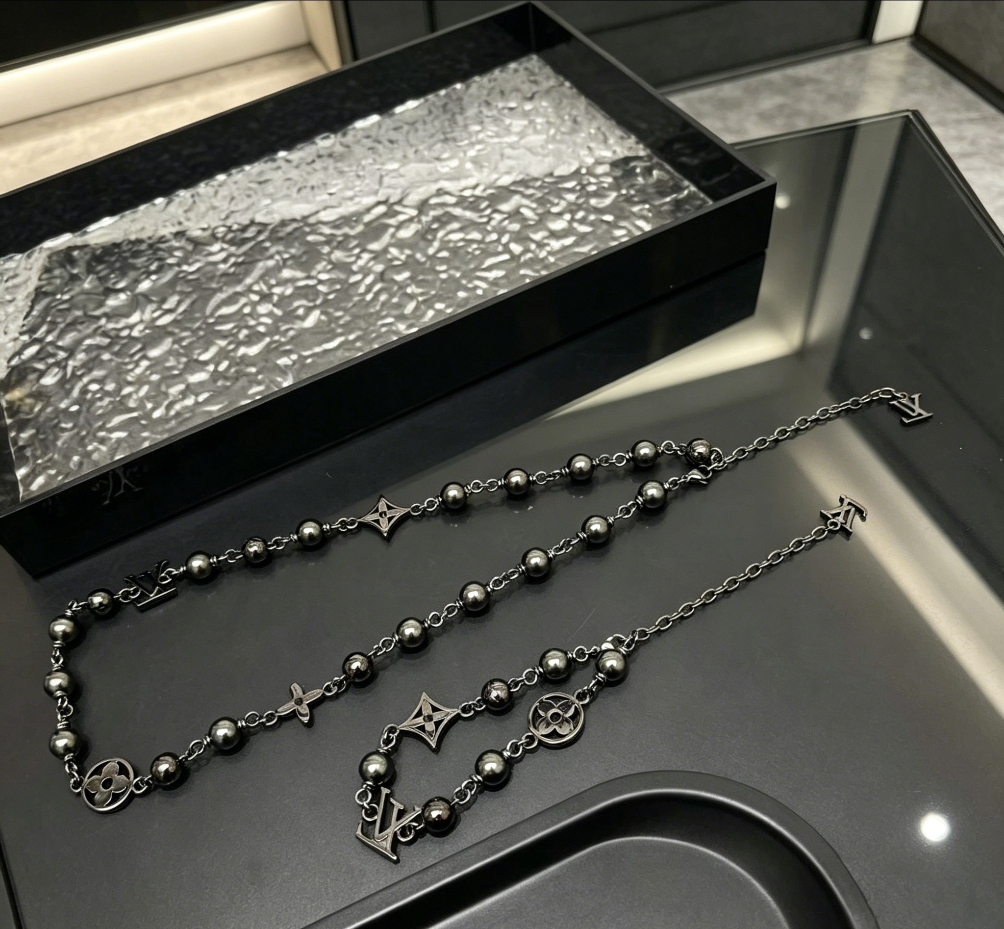 0008 LV PEARLS ブレスレット ネックレス - 画像 (1)