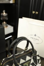 PRADA ショルダーバック ケース付き 21.5*14cm - 画像 (4)