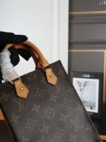 LV Petit Sac Plat ハンドバッグ ショルダーあり ケース付き 13.5*18cm - 画像 (9)