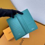 LOUIS VUITTON 二つ折り財布 長財布 カード入れ パスポートケース ケース付き M12664 - 画像 (8)