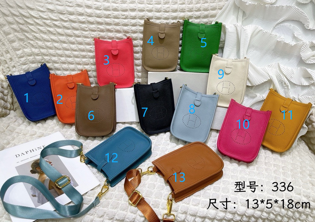 1ccb1175-f3c7-48fe-b911-01199c15ce23 HERMES エヴリン 携帯ポーチ ケース付き 336 18*12.5*4cm - 画像 (1)