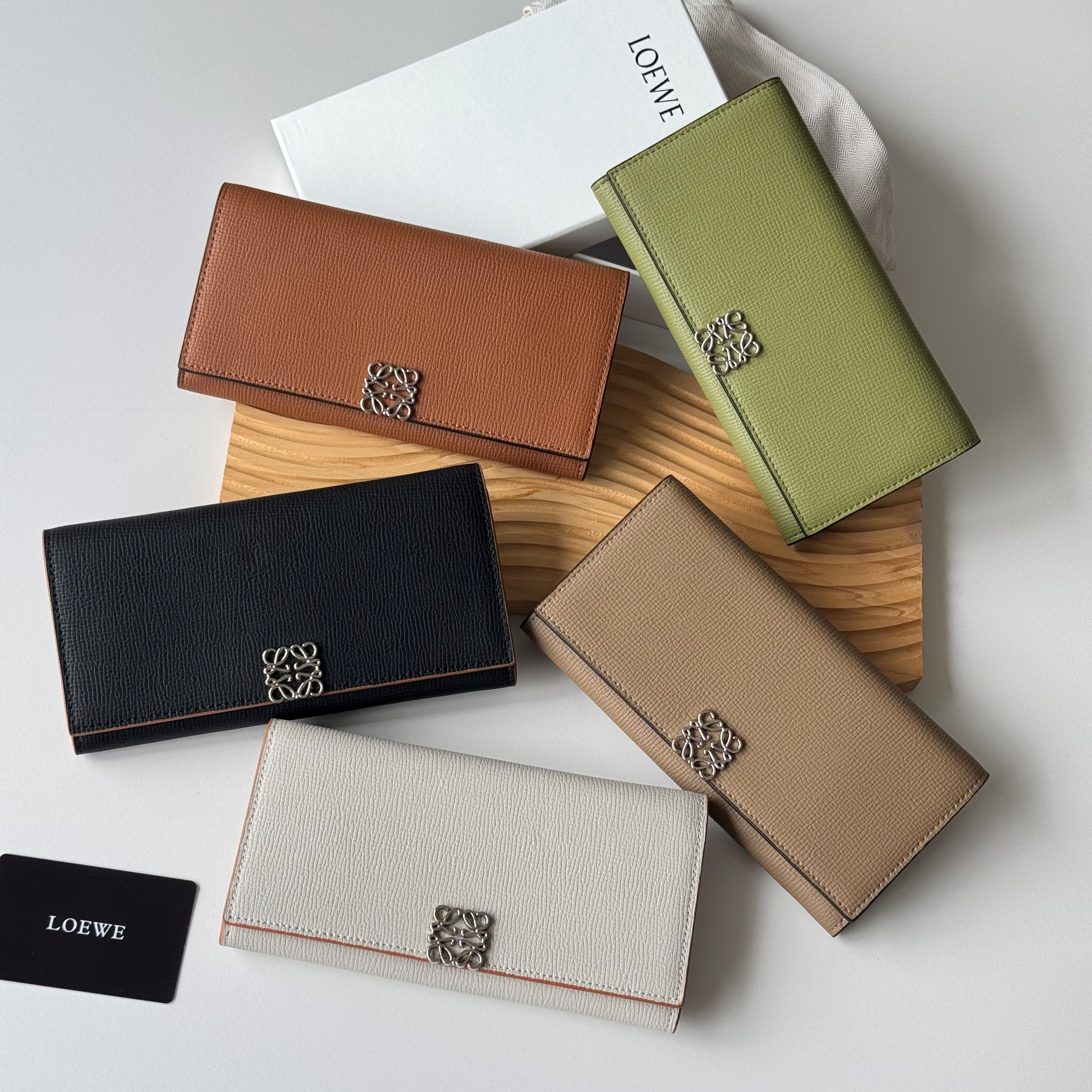 5d64aa77-1cb0-4b30-b25a-a265f422063b LOEWE 長財布 二つ折り財布 ケース付き L117 20*10.5*3CM - 画像 (1)