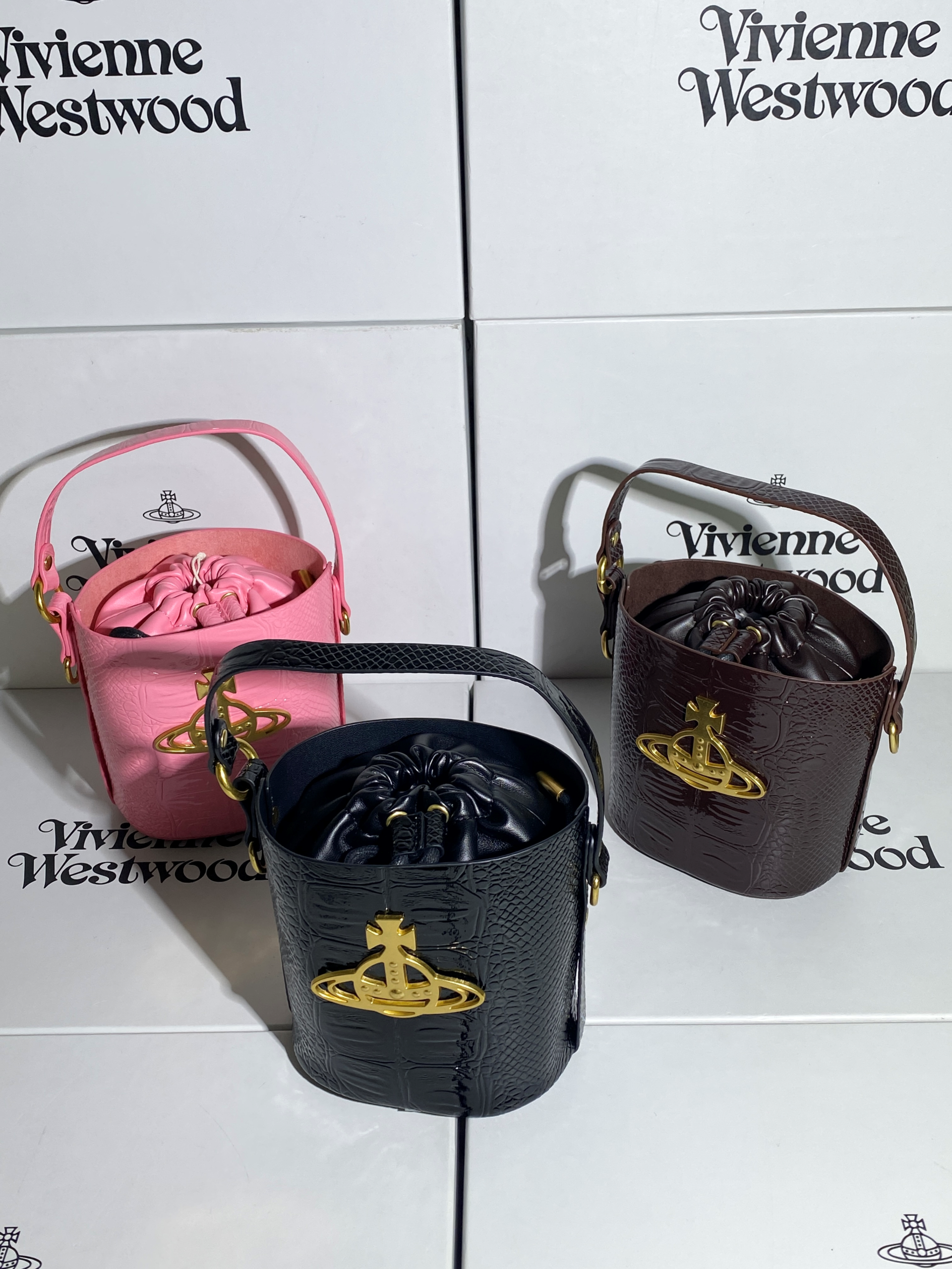 abc726a7-c163-48a0-b603-37cfeae7da92 Vivienne Westwood ショルダーバック ケース付き 14*9*14cm - 画像 (1)