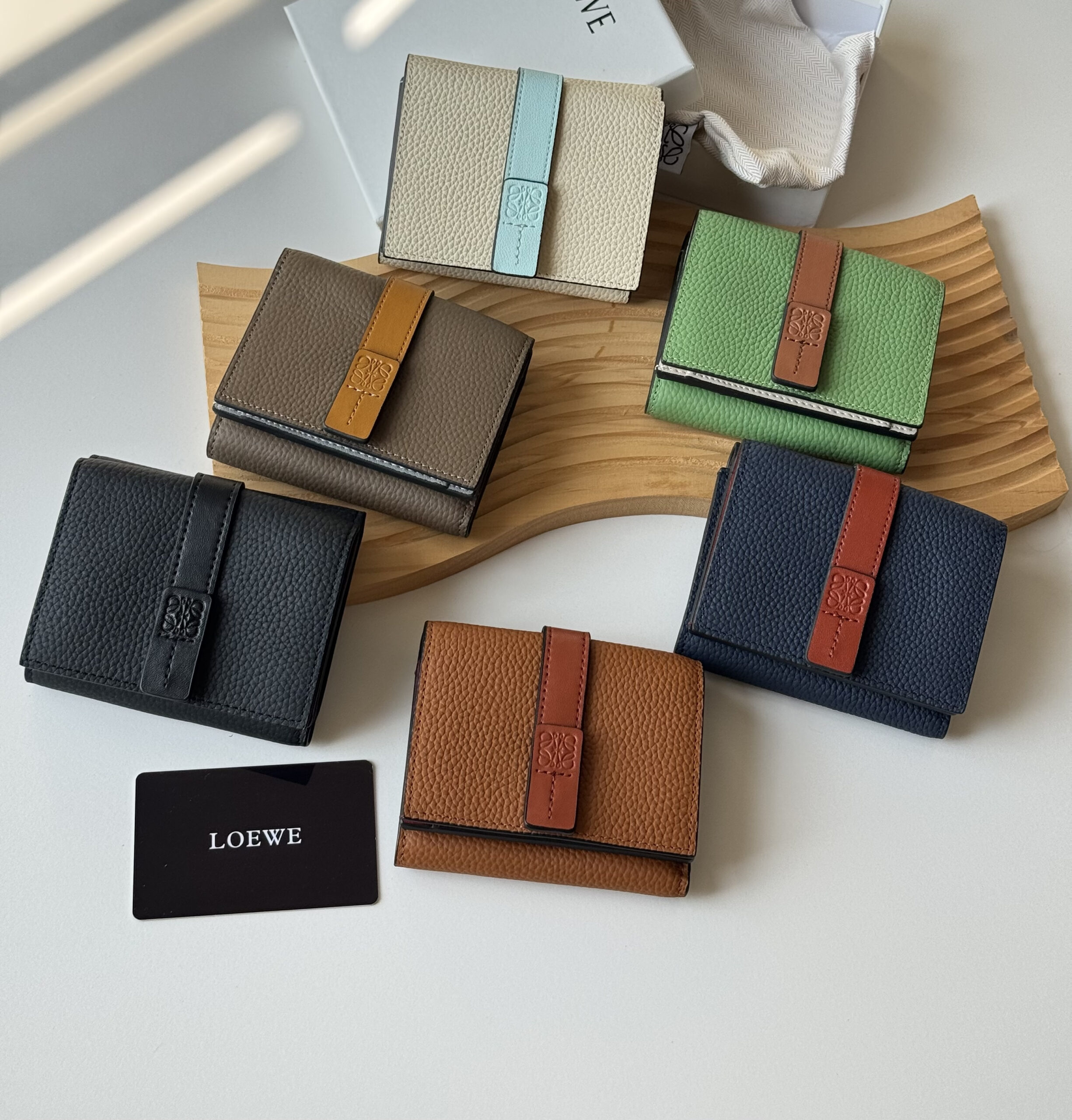 i1766896249032_5032_0_0 LOEWE 三つ折り財布 ケース付き L1123 9*12*3cm - 画像 (1)