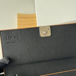 LOEWE 長財布 二つ折り財布 ケース付き L117 20*10.5*3CM - 画像 (5)