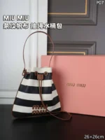 MIU MIU キャンバス 水筒バック ケース付き 26*26cm - 画像 (4)