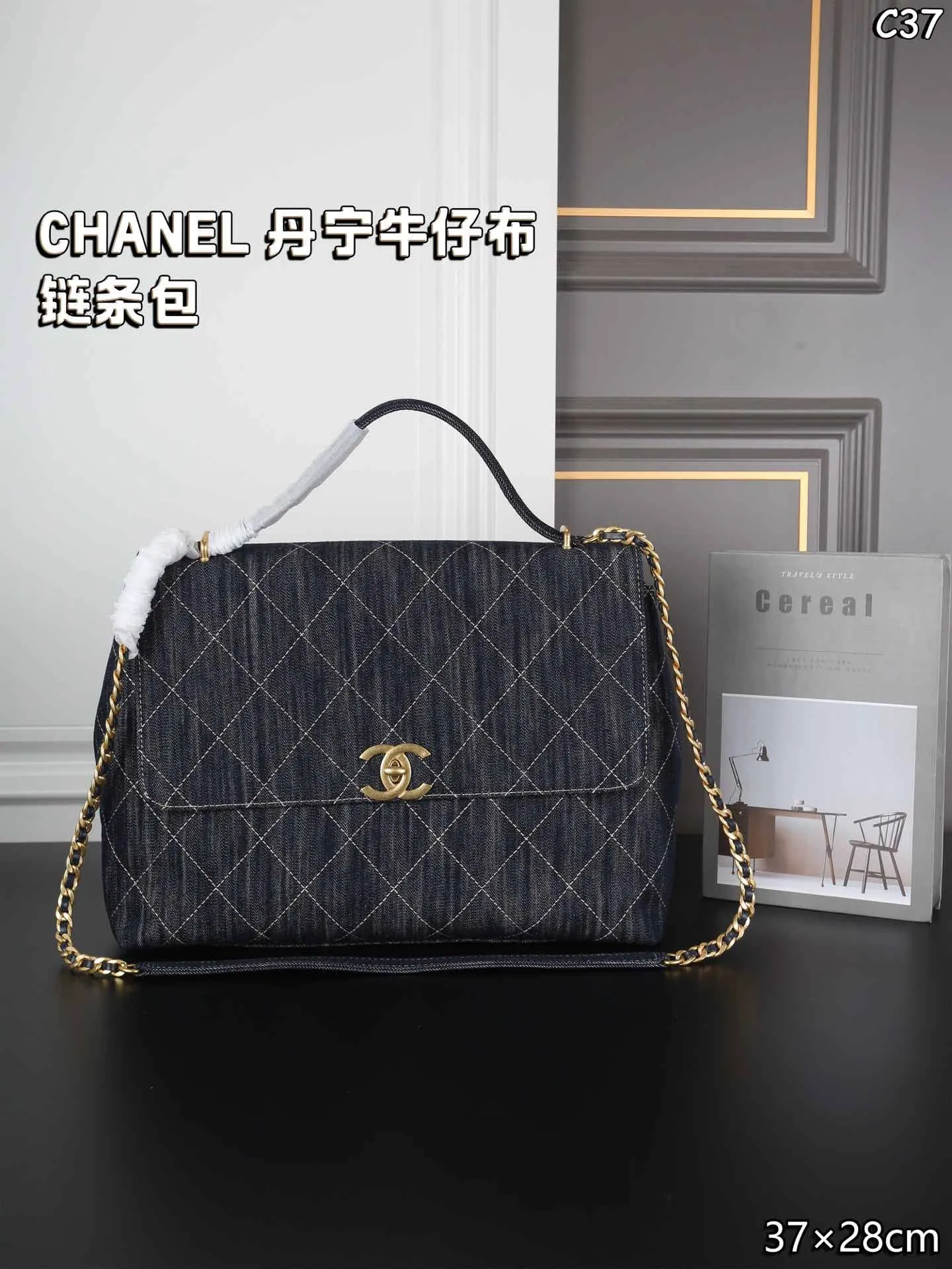0001 CHANEL ハンドバッグ ショルダーバック ケース付き 37*28cm - 画像 (1)