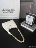 CHANEL 24A hobo 肩掛けバッグ ケース付き 22*21cm - 画像 (3)
