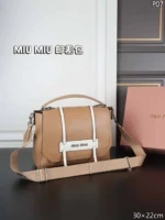 MIU MIU ショルダーバック ケース付き 30*22cm - 画像 (6)