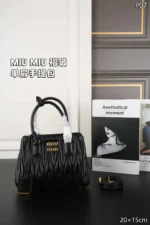 MIU MIU 肩掛けバック 20*15cm - 画像 (4)