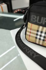 Burberry カメラ ショルダーバッグ ケース付き 20*16cm - 画像 (5)
