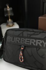 Burberry カメラ ショルダーバッグ ケース付き 20*16cm - 画像 (14)