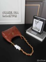 CHANEL 24A hobo 肩掛けバッグ ケース付き 22*21cm - 画像 (4)