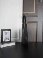 CELINE Triomphe 肩掛けバッグ ケース付き 28*28cm - 画像 (4)