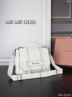 MIU MIU ショルダーバック ケース付き 30*22cm - 画像 (5)