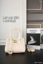 MIU MIU 肩掛けバック 20*15cm - 画像 (7)