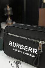Burberry ボディーバッグ ケース付き 22*14cm - 画像 (3)