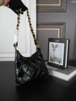 CHANEL 24A hobo 肩掛けバッグ ケース付き 22*21cm - 画像 (6)