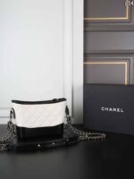 CHANEL Gabrielle 19A 水筒バック ケース付き 20*16cm - 画像 (3)