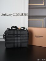 Burberry ショルダーバッグ ケース付 25*19cm - 画像 (5)