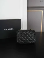 CHANEL Classic Flap CF 2 ショルダーバック ケース付き 17*20cm 20*13cm - 画像 (9)