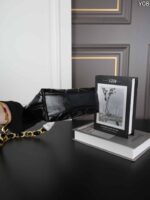 CHANEL 24A hobo 肩掛けバッグ ケース付き 22*21cm - 画像 (7)