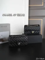 CHANEL Classic Flap CF ショルダーバック ケース付き 23*14cm - 画像 (3)
